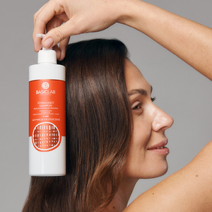 Stimulierendes Shampoo gegen Haarausfall mit 3% Niacinamid, Vitamin B6 und fermentiertem Ginseng-Extraktt 